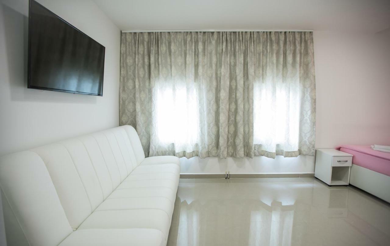 투즐라 Pansion Kipovi B&B 외부 사진