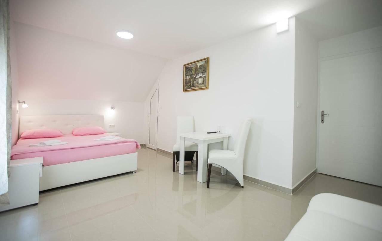투즐라 Pansion Kipovi B&B 외부 사진
